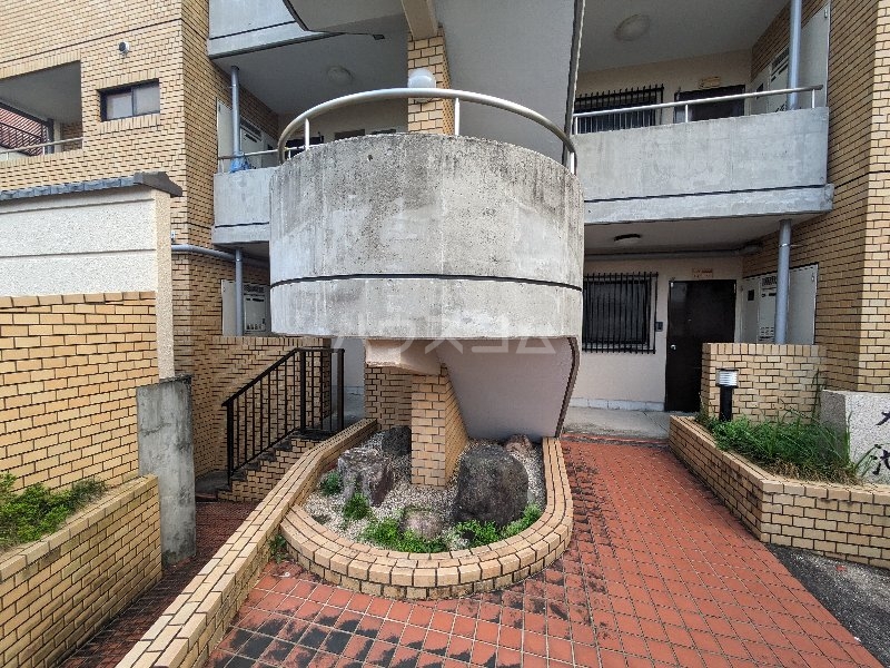 27/30 エントランス