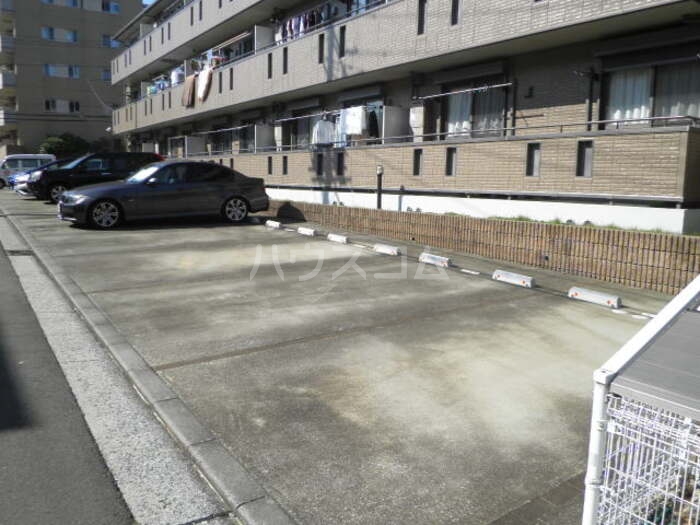 18/21 駐車場