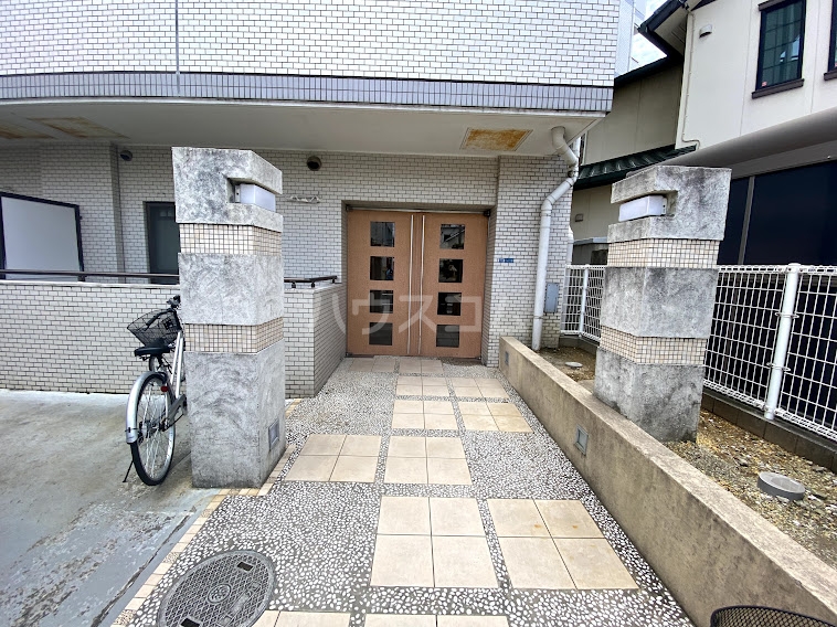 20/26 エントランス