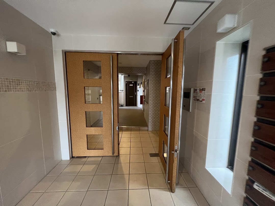 22/28 エントランス