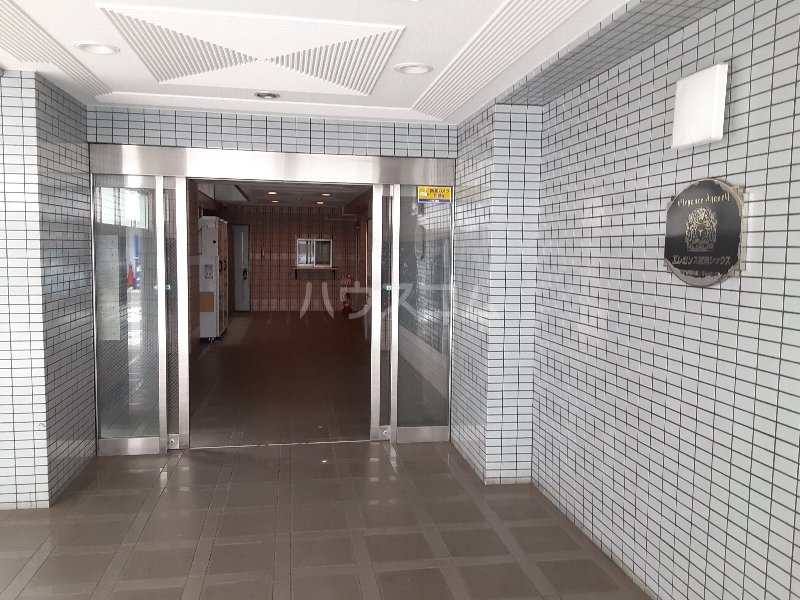 27/30 エントランス