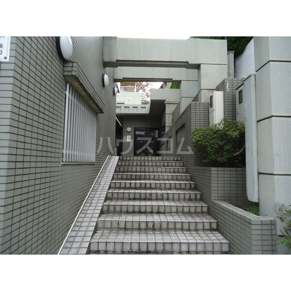 22/28 エントランス