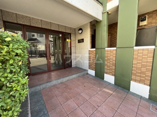 24/30 エントランス