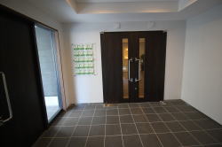 27/30 エントランス