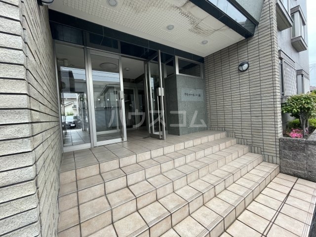 18/23 エントランス