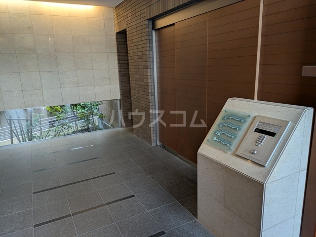 24/30 エントランス