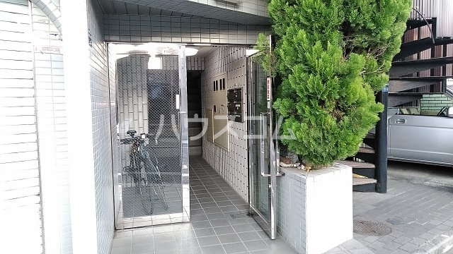 23/27 エントランス