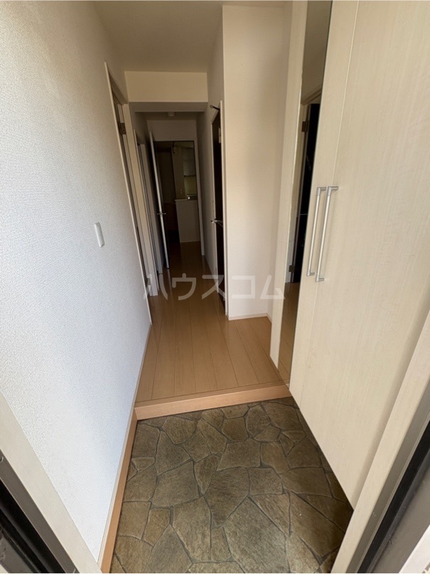 27/30 エントランス