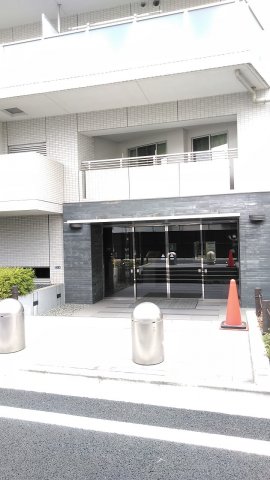 23/30 エントランス