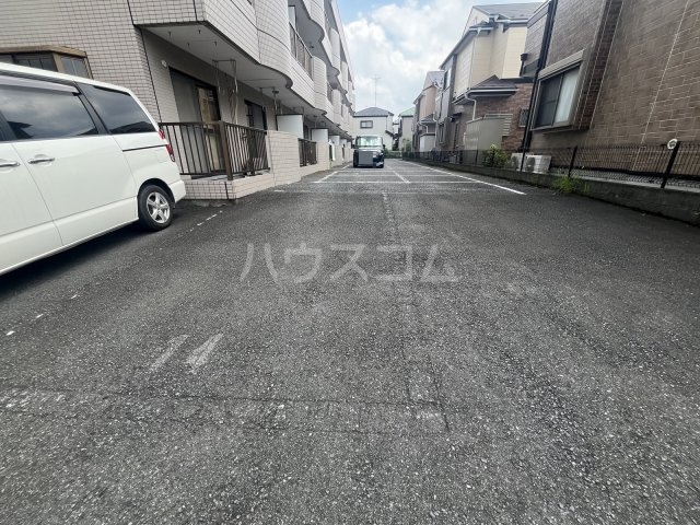 27/30 駐車場