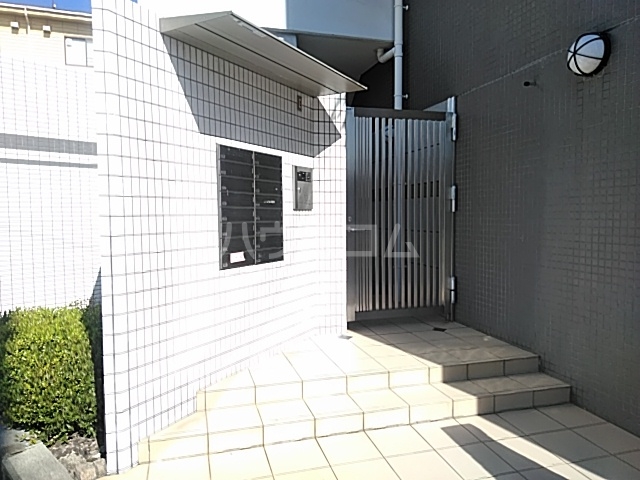 28/30 エントランス