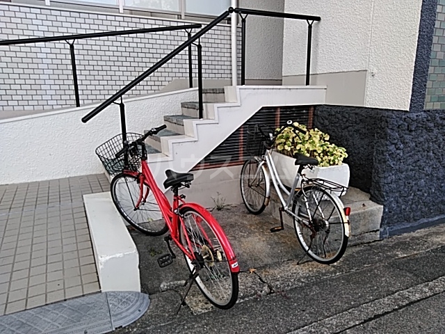 16/23 エントランス