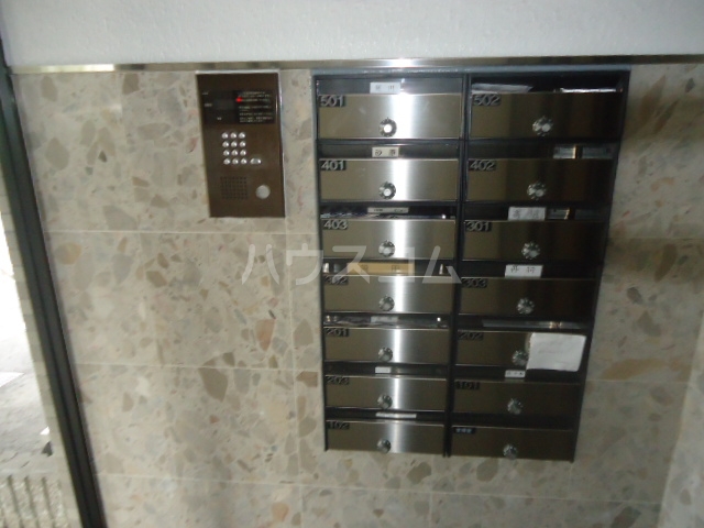 16/23 エントランス