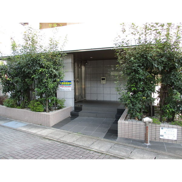 16/23 エントランス