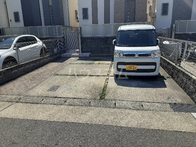 28/30 駐車場