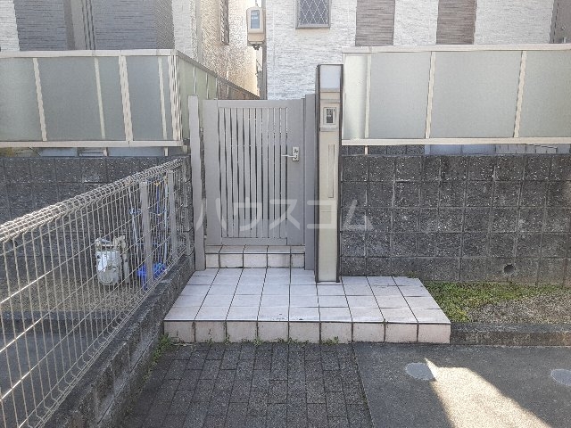 27/30 エントランス