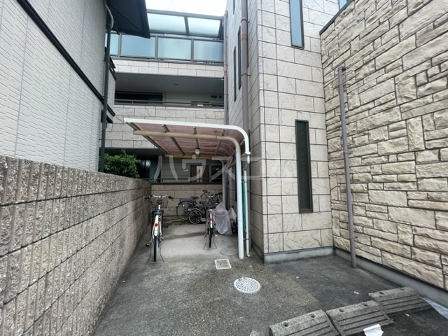 27/30 エントランス