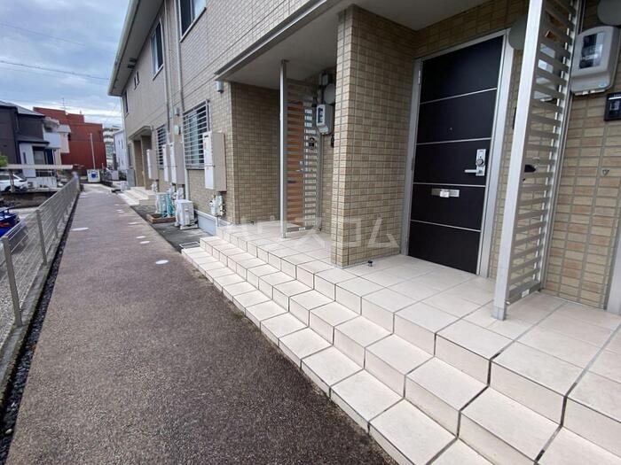 23/30 エントランス