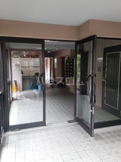 18/26 エントランス