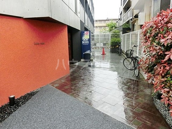 18/27 エントランス