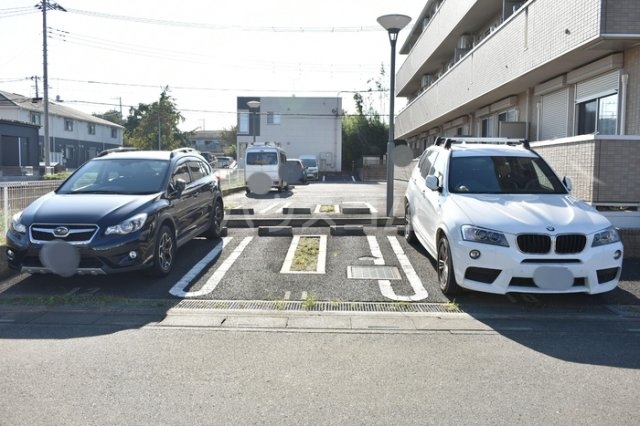 27/30 駐車場