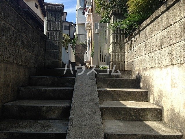 23/28 エントランス