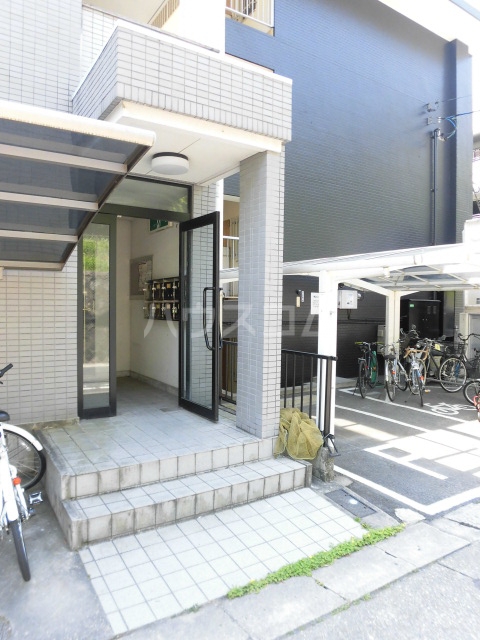 22/27 エントランス