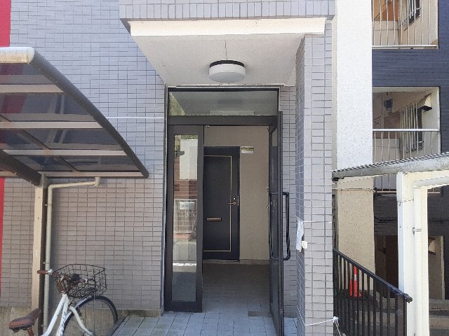 18/23 エントランス