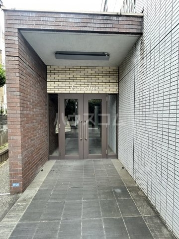 25/26 エントランス