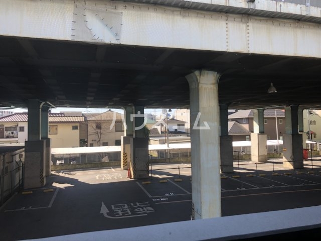 18/23 エントランス