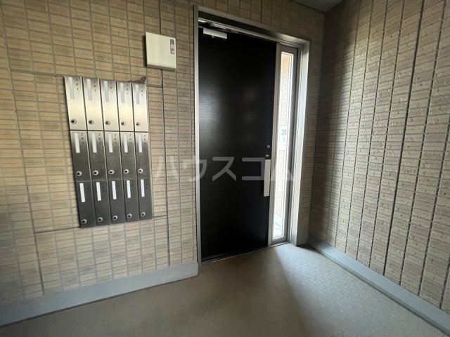 27/30 エントランス