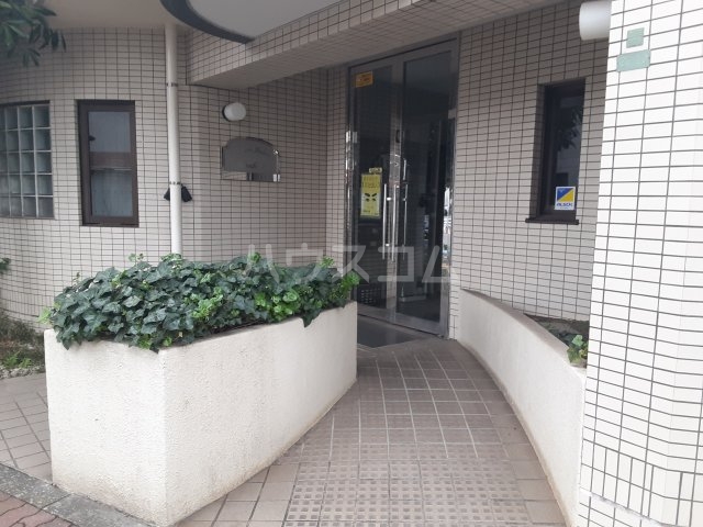 27/30 エントランス