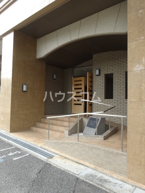16/23 エントランス