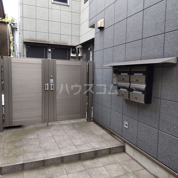 16/19 エントランス