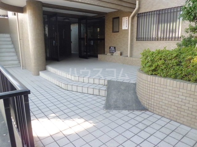 18/27 エントランス