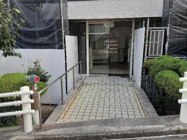 27/30 エントランス