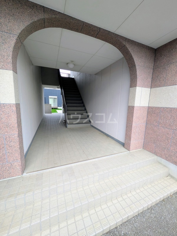 28/30 エントランス