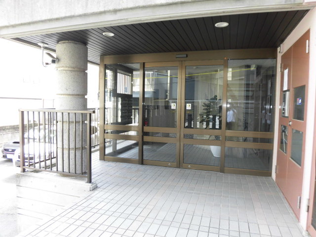 22/28 エントランス
