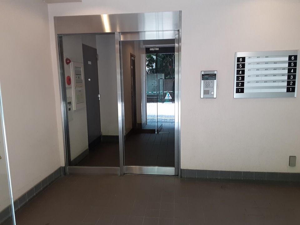 24/30 エントランス