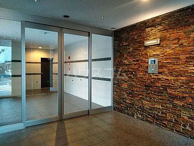 27/30 エントランス