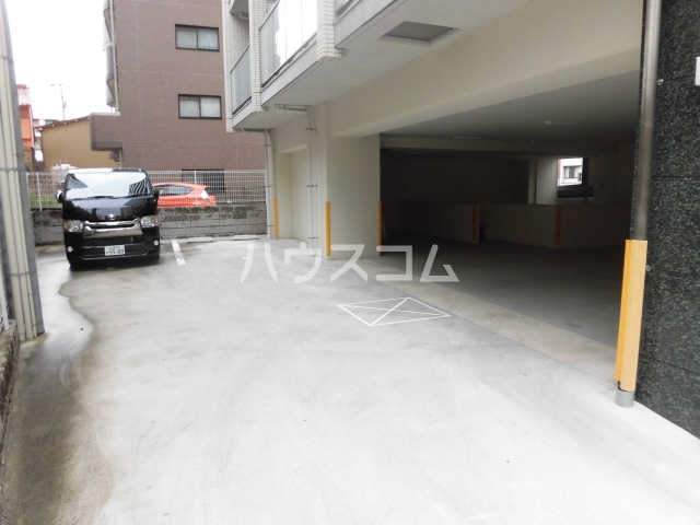 23/30 駐車場