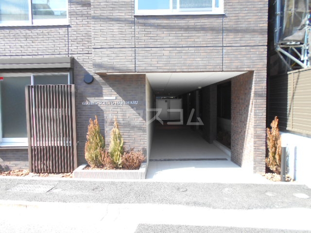 21/30 エントランス