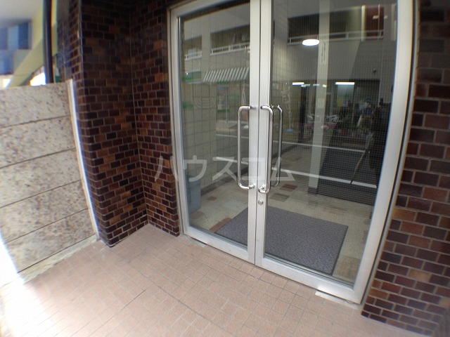 22/27 エントランス