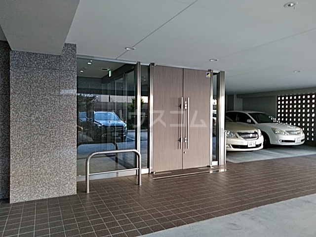 27/30 エントランス