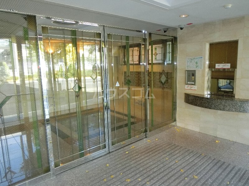 16/19 エントランス