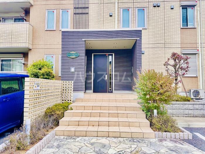 13/18 エントランス