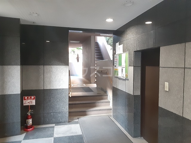 23/30 エントランス