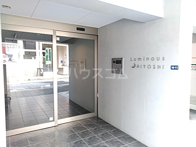 27/28 エントランス