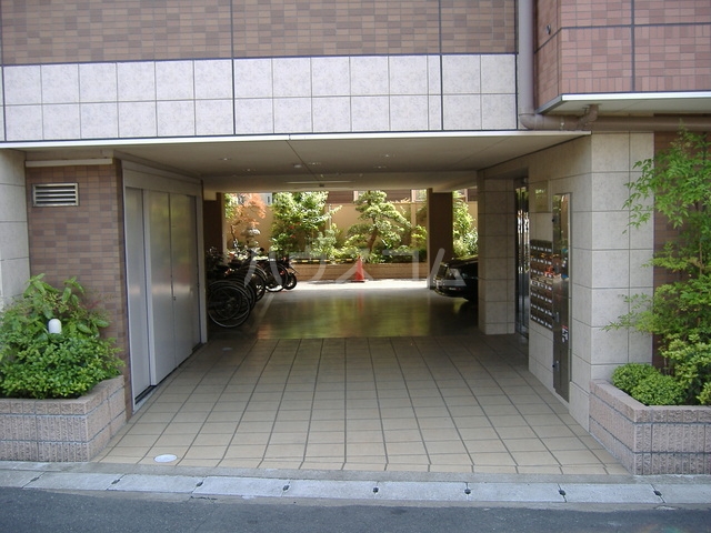 27/30 エントランス