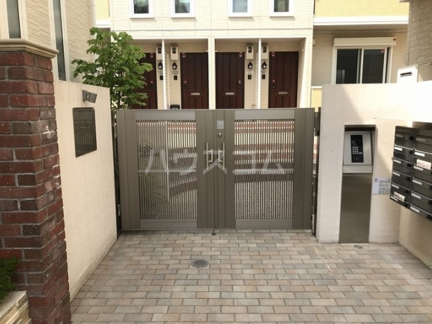 22/30 エントランス